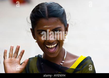 Smiling Teenage Girl à Sree Meenakshi Temple Hindou à Madurai Inde du Sud Banque D'Images