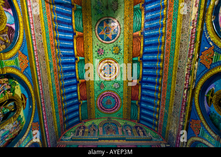 Plafond peint orné à l'intérieur du Temple Sree Meenakshi à Madurai Inde du Sud Banque D'Images