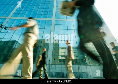 Les hommes d'affaires et les banlieusards quartier financier de la Défense Paris France Banque D'Images