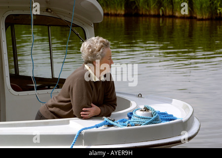 UK Norfolk Broads Ludham Ant Rivière woman relaxing on bateau de location Banque D'Images