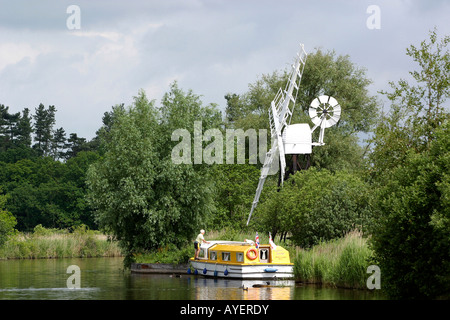 UK Norfolk Broads Ludham Bazin et bateaux sur la rivière Ant Banque D'Images