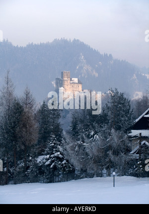Le Château de Niedzica Pologne hiver à Banque D'Images
