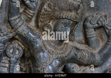 Statue en pierre de Shiva comme tueuse du DemonElephant au Palais Royal de Thanjavur Thanjavur Inde du Sud Banque D'Images