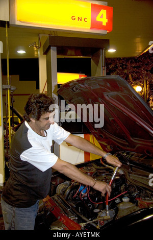 Man filling voiture avec le gaz naturel comprimé à Buenos Aires, Argentine Banque D'Images