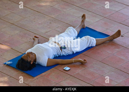 Woman Practicing Yoga in Varkala Inde Banque D'Images