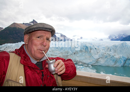 American man drinking mate au glacier Perito Moreno en Patagonie argentine Banque D'Images