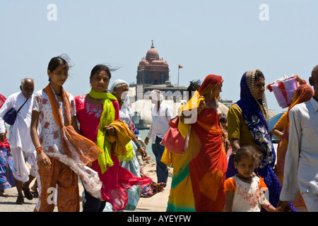 Les touristes indiens devant Swami Vivekananda Memorial Rock dans le sud de l'Inde Kanyakumari Banque D'Images