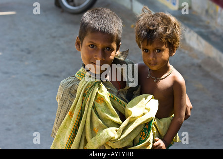 Les jeunes garçons indiens mendicité dans Kanyakumari Inde du Sud Banque D'Images