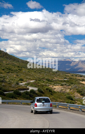 Voiture roule sur une route le long du lac Argentino, près d'El Calafate Patagonie Argentine Banque D'Images