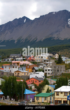 Logement au-dessous de la gamme de montagne martiaux à Ushuaia sur l'île de la Terre de Feu argentine Banque D'Images