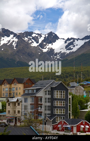 Logement au-dessous de la gamme de montagne martiaux à Ushuaia sur l'île de la Terre de Feu argentine Banque D'Images