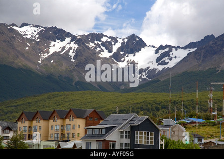 Logement au-dessous de la gamme de montagne martiaux à Ushuaia sur l'île de la Terre de Feu argentine Banque D'Images