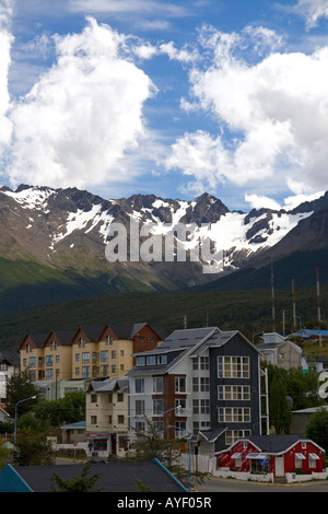 Logement au-dessous de la gamme de montagne martiaux à Ushuaia sur l'île de la Terre de Feu argentine Banque D'Images