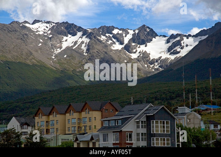 Logement au-dessous de la gamme de montagne martiaux à Ushuaia sur l'île de la Terre de Feu argentine Banque D'Images