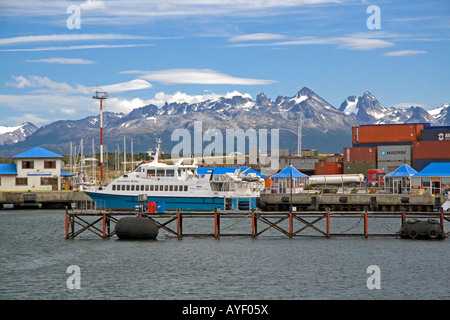 Bateau amarré à Ushuaia au-dessous de la gamme de montagne martiale sur l'île de la Terre de Feu argentine Banque D'Images