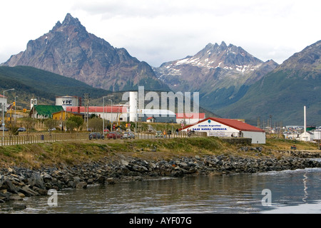 La ville d'Ushuaia au-dessous de la gamme de montagne martiale sur l'île de la Terre de Feu argentine Banque D'Images