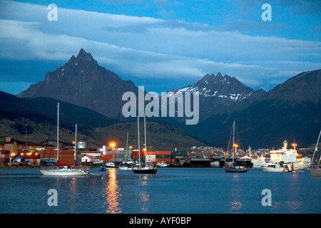 Le port et la ville d'Ushuaia au crépuscule sur l'île de la Terre de Feu argentine Banque D'Images