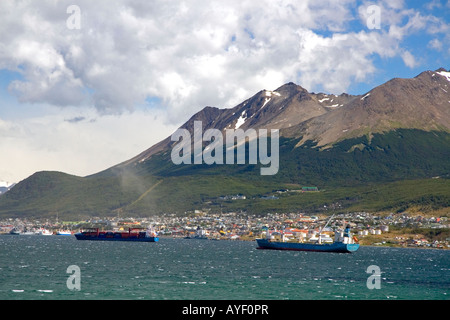 Le port et la ville d'Ushuaia au-dessous de la gamme de montagne martiale sur l'île de la Terre de Feu argentine Banque D'Images