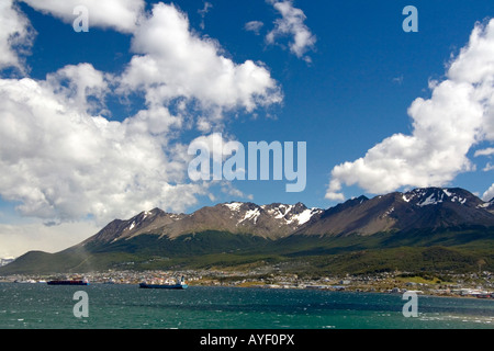 Le port et la ville d'Ushuaia au-dessous de la gamme de montagne martiale sur l'île de la Terre de Feu argentine Banque D'Images