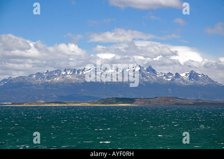 Vue sur des sommets enneigés de l'Dientes de Navarino au Chili de Ushuaia Argentine Banque D'Images