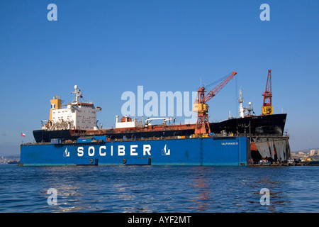 Cale sèche flottante avec porte-conteneurs dans le Port de Valparaiso au Chili Banque D'Images