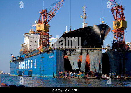 Cale sèche flottante avec porte-conteneurs dans le Port de Valparaiso au Chili Banque D'Images