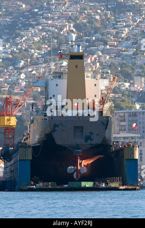 Cale sèche flottante avec porte-conteneurs dans le Port de Valparaiso au Chili Banque D'Images