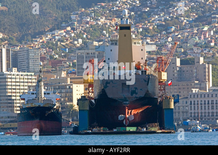 Cale sèche flottante avec porte-conteneurs dans le Port de Valparaiso au Chili Banque D'Images