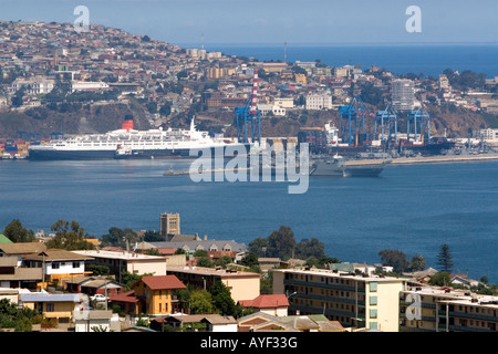 La reine Elizabeth II, bateau de croisière amarré dans le Port de Valparaiso au Chili Banque D'Images