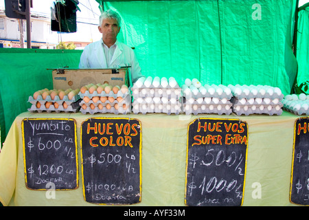 L'homme la vente des oeufs à un marché de produits de plein air à Valparaiso Chili Banque D'Images