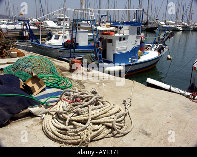 Les bateaux de pêche traditionnels en bois, filets et attaquer, Puerto Deportivo de Fuengirola, Port de Fuengirola, Costa del Sol, Espagne, Europe Banque D'Images