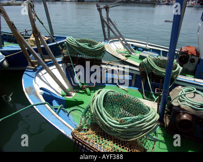 Les bateaux de pêche traditionnels en bois, filets et attaquer, Puerto Deportivo de Fuengirola, Port de Fuengirola, Costa del Sol, Espagne, Europe Banque D'Images