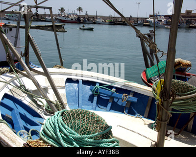 Les bateaux de pêche traditionnels en bois, filets et attaquer, Puerto Deportivo de Fuengirola, Port de Fuengirola, Costa del Sol, Espagne, Europe Banque D'Images