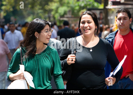 Les femmes de socialiser en marchant sur le Paseo Ahumada à Santiago du Chili Banque D'Images