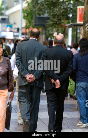 Les hommes d'affaires à pied sur le Paseo Ahumada à Santiago du Chili Banque D'Images