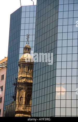 Reflet de la cathédrale métropolitaine dans un immeuble de bureaux moderne situé sur la Plaza de Armas à Santiago du Chili Banque D'Images