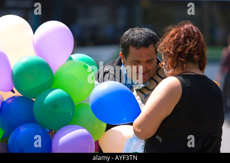 Vendeur de rue vendant des ballons dans la Plaza de Armas à Santiago du Chili Banque D'Images