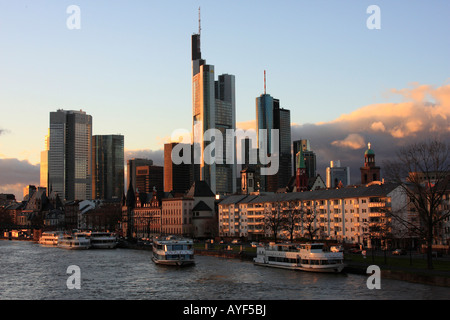 Francfort Skyline et rivière principale Allemagne Europa Banque D'Images