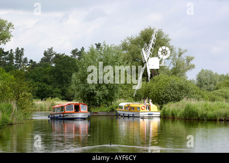 UK Norfolk Broads Ludham Bazin et bateaux sur la rivière Ant Banque D'Images