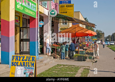 En dehors du marché polonais de l'épicerie de quartier rempli de boucher restaurants et magasins. Rue Lutomierska Lodz Pologne centrale Banque D'Images