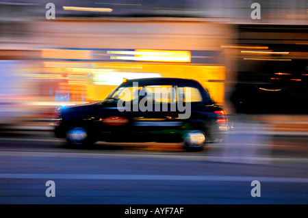 Taxi Taxi noir nuit London England uk blur Banque D'Images