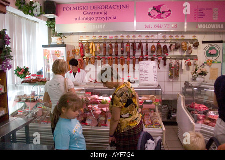 Les femmes faire de sélection de la viande polonaise sur le marché rue Lutomierska. Le Centre de la Pologne Lodz Banque D'Images