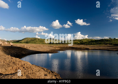 Le séchage d'Indian Lake jusqu'à l'extérieur de la ville de Puttaparthi, Andhra Pradesh, Inde Banque D'Images