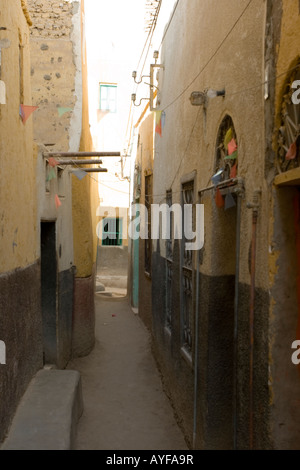 Petite rue dans le village nubien Koti île Eléphantine Assouan ou Assouan Vallée du Nil du sud de la Haute Égypte Banque D'Images