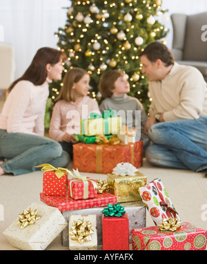Famille avec gifts in front of Christmas Tree Banque D'Images