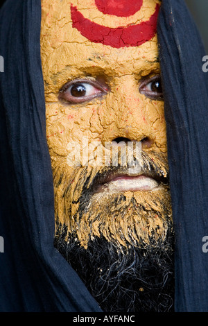 Sadhu indien avec son visage couvert de pâte de santal et une marque de Shiva. L'Inde. Portrait Banque D'Images