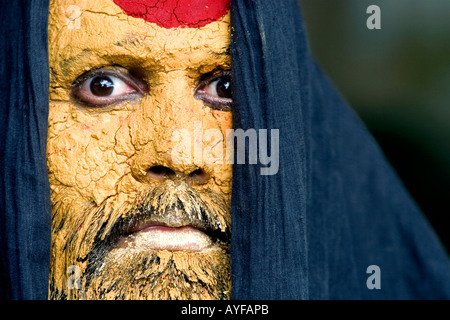 Sadhu indien avec son visage couvert de pâte de santal et une marque de Shiva. L'Inde. Portrait Banque D'Images