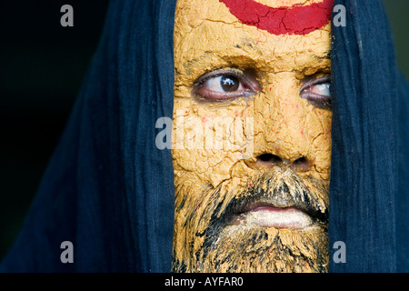 Sadhu indien avec son visage couvert de pâte de santal et une marque de Shiva. L'Inde. Portrait Banque D'Images