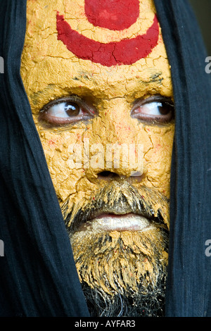 Sadhu indien avec son visage couvert de pâte de santal et une marque de Shiva. L'Inde. Portrait Banque D'Images