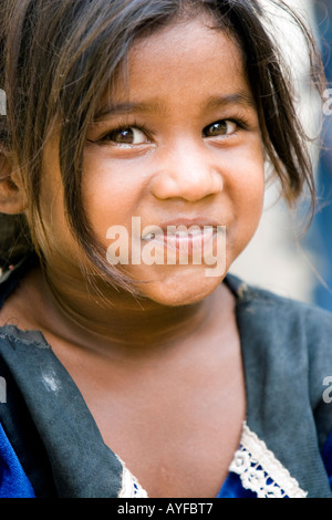 Jeune fille indienne caste inférieure smiling portrait. L'Andhra Pradesh, Inde Banque D'Images